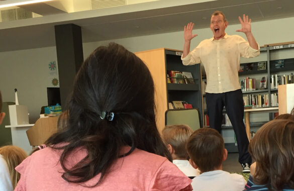 Wilfried Delahaie joue «Les PetitsPoucesDans la Savane» devant des enfants