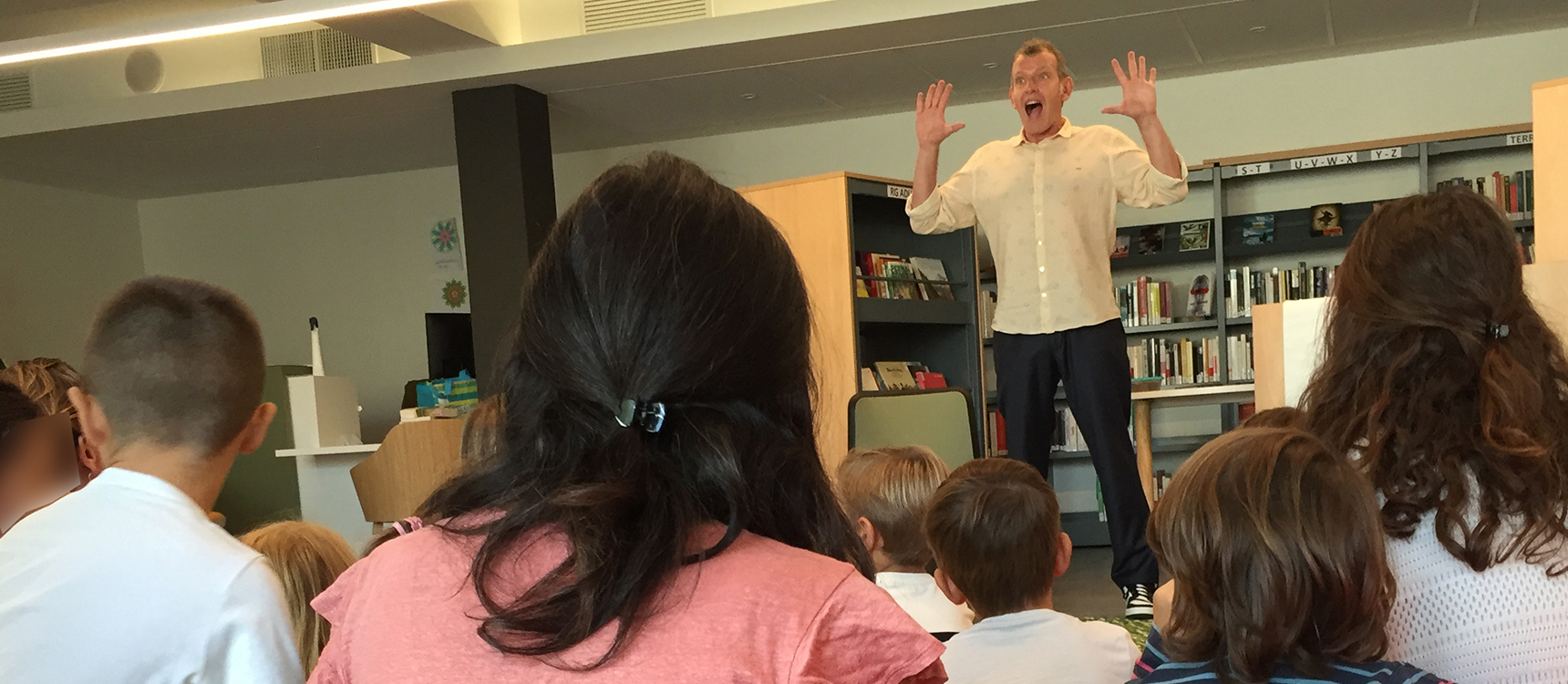 Wilfried Delahaie joue «Les PetitsPoucesDans la Savane» devant des enfants